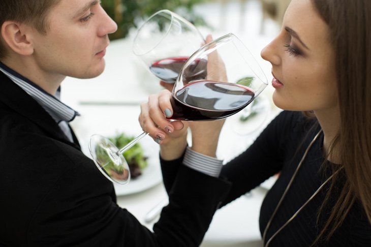 Par der drikker vin