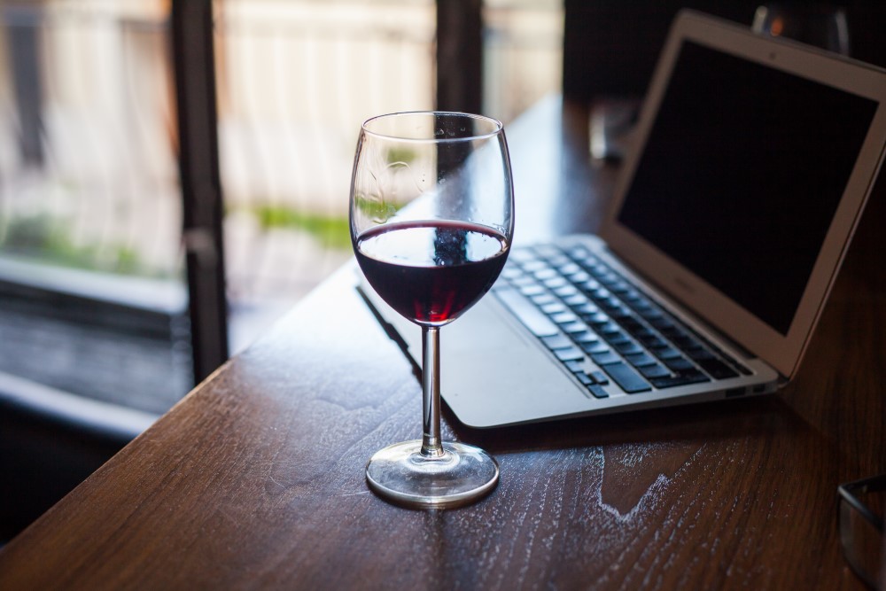 Vin og laptop